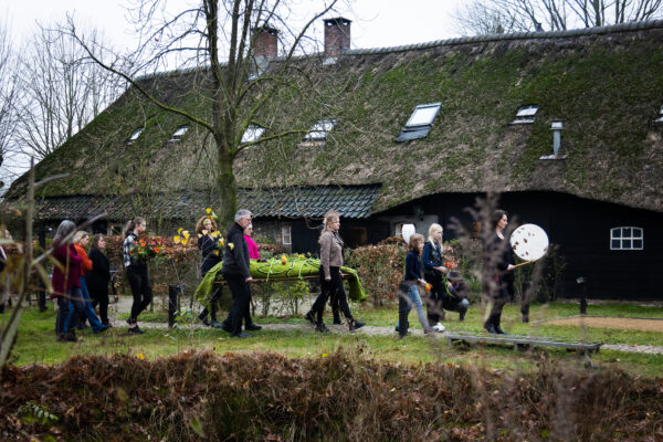 Uitvaart processie