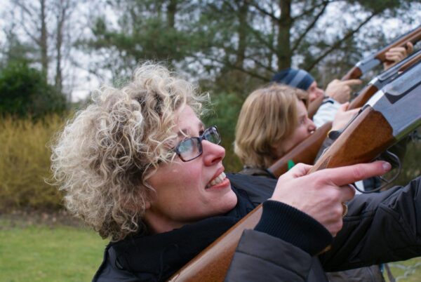 Vrouw is aan het klei duif schieten