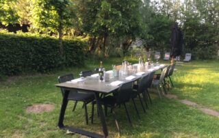 Gedekte tafel in tuin